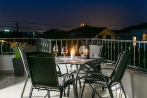 een tafel met wijnglazen en kaarsen op een balkon bij Villa Apartment AA 2 in Trogir