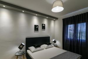 een slaapkamer met een bed met twee lampen en een raam bij Villa Apartment AA 2 in Trogir +82 foto's