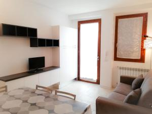 a living room with a couch and a tv at Casa Bice Casa Vacanze in Case Pieve al Toppo