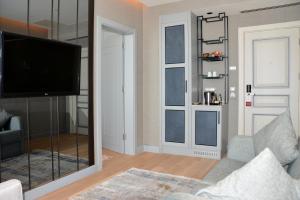 A cozinha ou cozinha compacta de CVK Taksim Hotel Istanbul