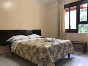 1 dormitorio con cama y ventana en Hotel Monte Azul, en Tarapoto
