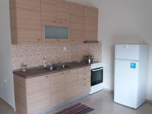 Кухня или мини-кухня в John's Apartments
