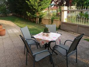 Сад в John's Apartments