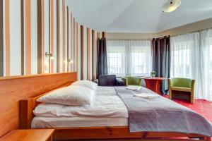 um quarto com uma cama grande num quarto em Villa Melody em Rewal