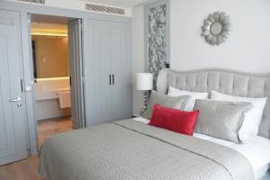 Cama ou camas em um quarto em CVK Taksim Hotel Istanbul