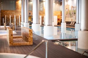 basen z ławką w środku budynku w obiekcie Grupotel Playa de Palma Suites & Spa w mieście Playa de Palma