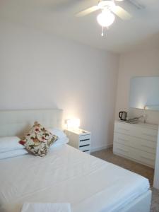 sypialnia z białym łóżkiem z poduszką w obiekcie casa del sole Ossuccio w Como
