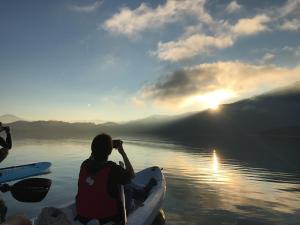 魚池鄉的住宿－勺光-188，划皮艇拍摄日落景象的人