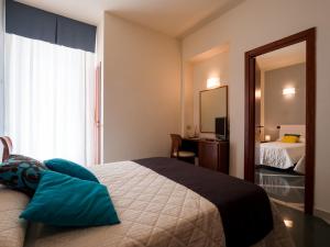 Postel nebo postele na pokoji v ubytování Hotel Metropol