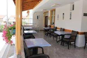 una fila de mesas y sillas en un restaurante en Ozge Pansiyon, en Didim