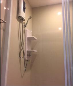 eine Dusche in der Ecke eines Badezimmers in der Unterkunft The Base Central in Pattaya