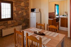 A kitchen or kitchenette at Ellinas Homes