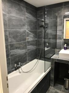 メスにあるAppartement Champéのバスタブと洗面台のあるバスルーム +11枚の写真