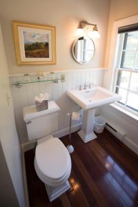 A bathroom at Cape Arundel Inn and Resort