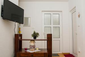 TV a/nebo společenská místnost v ubytování Apartment Kravica
