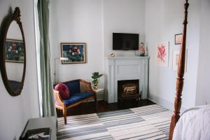 TV a/nebo společenská místnost v ubytování Carr Mansion
