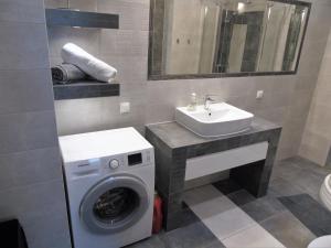 łazienka z pralką i umywalką w obiekcie MOne - fajny apartament w centrum Wrocławia we Wrocławiu
