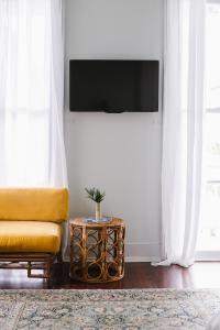 TV a/nebo společenská místnost v ubytování Carr Mansion
