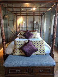 Un dormitorio con una cama con almohadas. en The Wellington en Welwyn