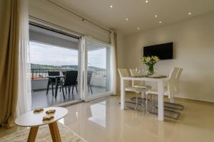 Μια τηλεόραση ή/και κέντρο ψυχαγωγίας στο Villa Apartments AA 1