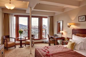 Postel nebo postele na pokoji v ubytování Majestic Plaza Hotel Prague