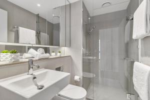 A bathroom at Stylish Waterfront Apartment With Docklands Views