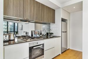 A kitchen or kitchenette at Stylish Apartment With Views at Docklands Waterfront