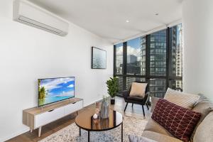 A television and/or entertainment center at Stylish Waterfront Apartment With Docklands Views