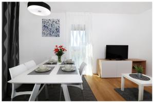 TV a/nebo společenská místnost v ubytování Royal Apartments