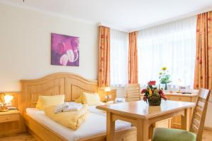 Giường trong phòng chung tại Hotel Gell
