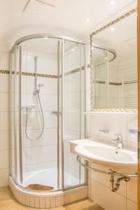 Koupelna v ubytování Hotel Gell + 37 fotografií