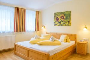 Giường trong phòng chung tại Hotel Gell
