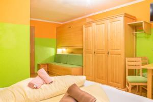 Giường trong phòng chung tại Hotel Gell