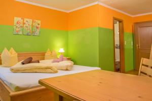 Giường trong phòng chung tại Hotel Gell