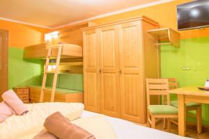 Giường trong phòng chung tại Hotel Gell