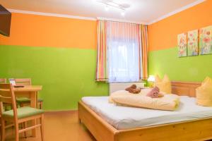 Giường trong phòng chung tại Hotel Gell