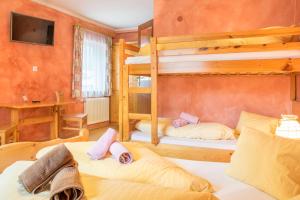 Giường trong phòng chung tại Hotel Gell