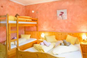 Giường trong phòng chung tại Hotel Gell