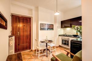 eine Küche mit einem Tisch und Stühlen im Zimmer in der Unterkunft ilPlatano-Testaccio in Rom