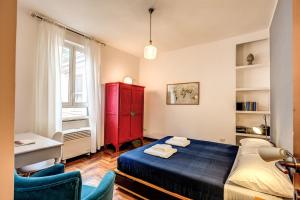 ローマにあるilPlatano-Testaccioのベッドルーム1室(ベッド1台、赤いキャビネット付)