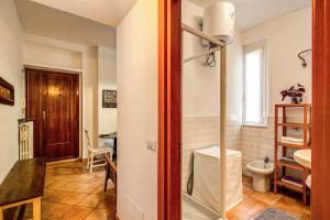 ローマにあるilPlatano-Testaccioのバスルーム(トイレ、洗面台付)