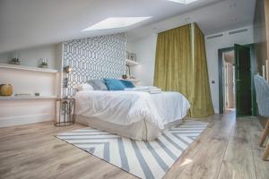 Łóżko lub łóżka w pokoju w obiekcie Livemalaga Centro Suites