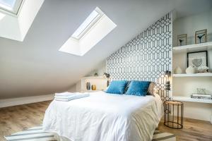 Łóżko lub łóżka w pokoju w obiekcie Livemalaga Centro Suites