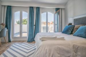 Łóżko lub łóżka w pokoju w obiekcie Livemalaga Centro Suites
