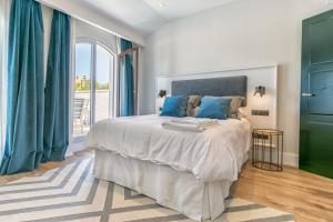 Łóżko lub łóżka w pokoju w obiekcie Livemalaga Centro Suites
