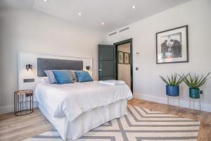 Łóżko lub łóżka w pokoju w obiekcie Livemalaga Centro Suites