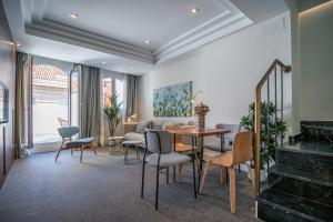 salon ze stołem i krzesłami w obiekcie Livemalaga Centro Suites w Maladze