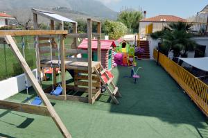 un parque infantil con escalera y estructura de juego en Terra Mia, en Formia