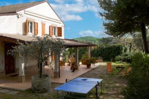 a picnic table in the yard of a house at Casa vacanze a Rubbianello in Monterubbiano
