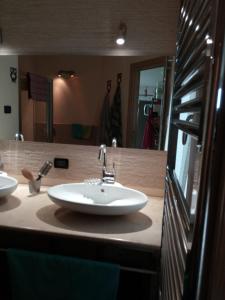 Costaraineraにあるla casa di leleのバスルーム(洗面台、鏡付)